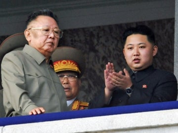 Kim Jong-il junto a su hijo Kim Jong Un