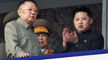 Kim Jong-il junto a su hijo Kim Jong Un