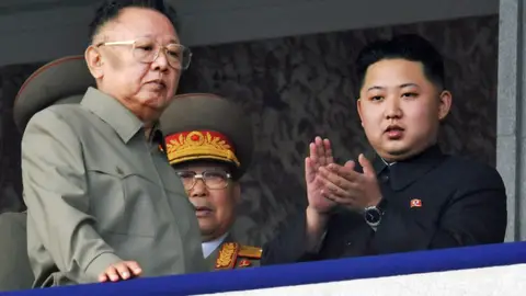 Kim Jong-il junto a su hijo Kim Jong Un Kim Jong-il junto a su hijo Kim Jong Un