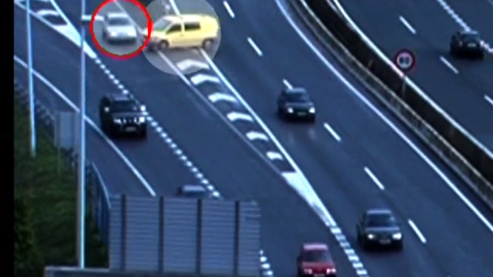 Una furgoneta atraviesa cuatro carriles milagrosamente sin chocar 
