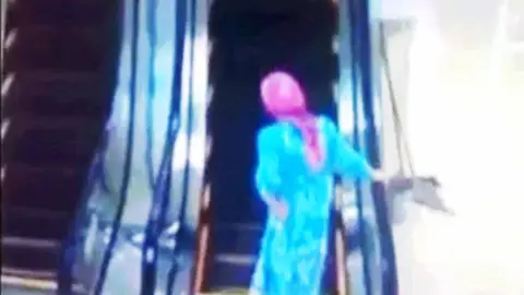 Escaleras mecánicas en Uzbekistán. Escaleras mecánicas en Uzbekistán.