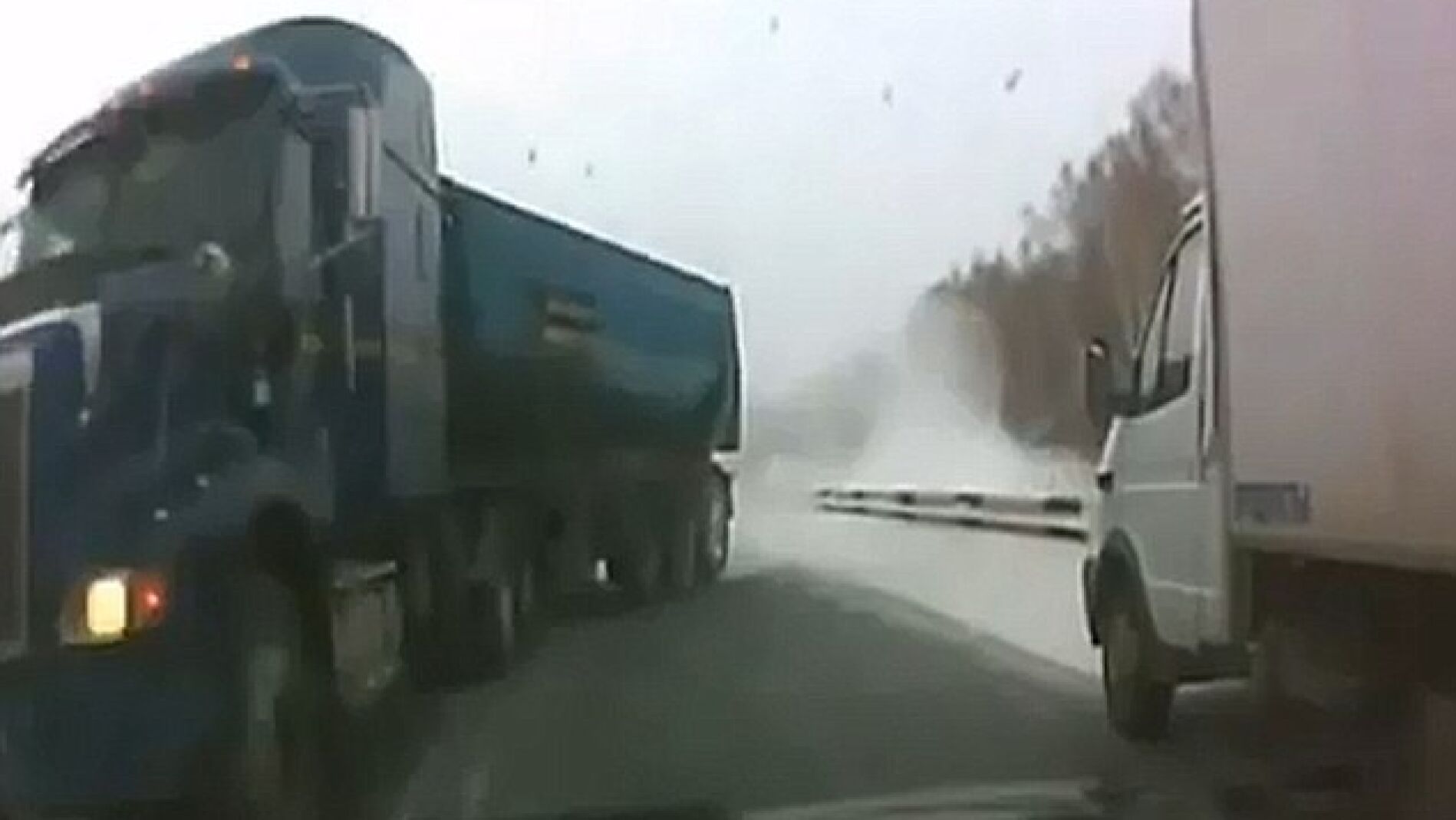 Un conductor a punto de ser arrollado por un camión