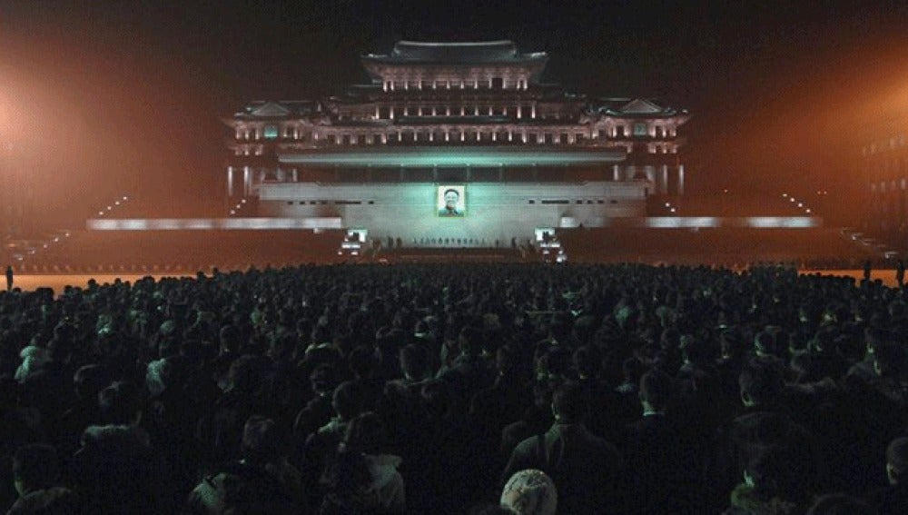 Miles de norcoreanos dan el último adiós a su líder