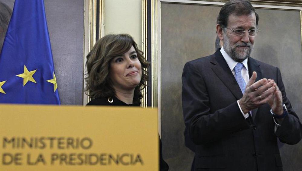 El jefe del Ejecutivo, Mariano Rajoy, aplaude a Soraya Sáenz de Santamaría