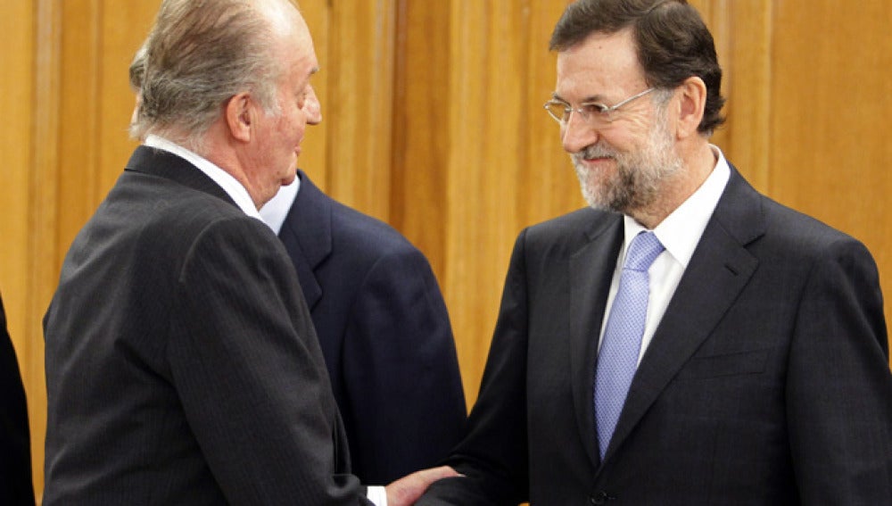 El presidente Mariano Rajoy junto al rey