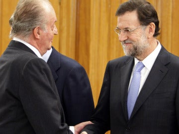 El presidente Mariano Rajoy junto al rey