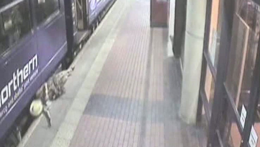 Una mujer borracha cae a las vias del metro