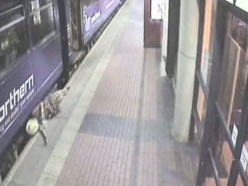 Borracha cae en el metro de Londres
