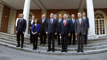 Los ministros posan junto a Rajoy en Moncloa
