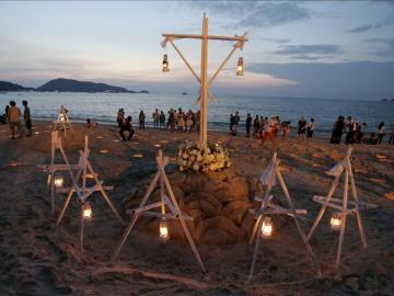 Familiares de las víctimas del tsunami que en 2004 acabó con la vida de cientos de miles de personas 