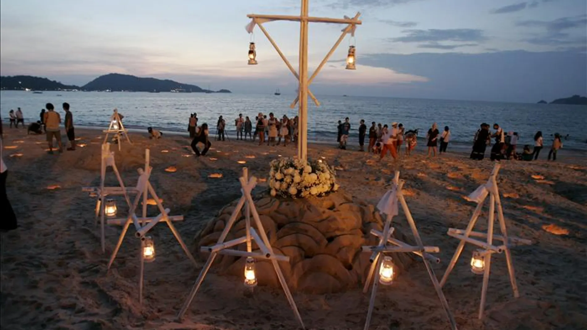 Familiares de las víctimas del tsunami que en 2004 acabó con la vida de cientos de miles de personas Familiares de las víctimas del tsunami que en 2004 acabó con la vida de cientos de miles de personas