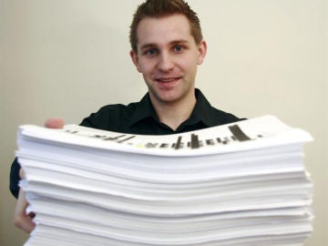 Max Schrems con las 1.222 páginas que presentó contra Facebook Max Schrems con las 1.222 páginas que presentó contra Facebook
