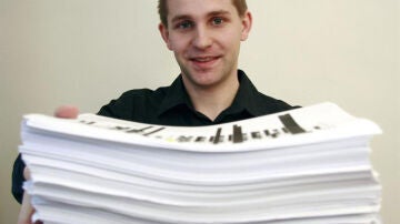 Max Schrems con las 1.222 páginas que presentó contra Facebook