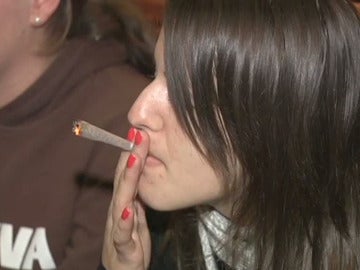 Una joven fuma droga en un coffee shop holandés