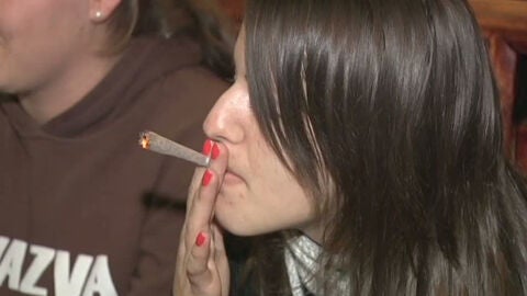Una joven fuma droga en un coffee shop holand&eacute;s
