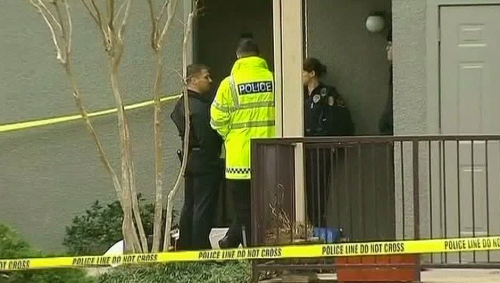 La policía a la entrada del apartamento