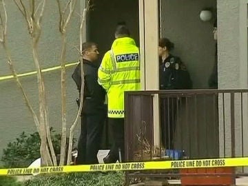 La policía a la entrada del apartamento