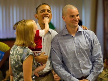 Un bebé mete la mano en la boca de Obama