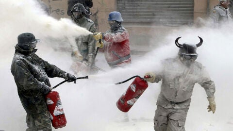 Batalla con harina, huevos y carretillas de los 'enfarinats' en Ibi