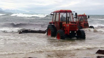 Recolectores de algas en una playa del Cantábrico