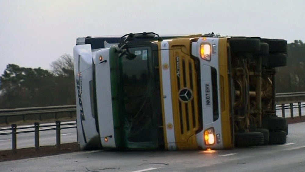 Camión volcado por el temporal