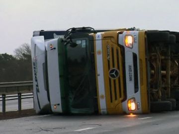 Camión volcado por el temporal