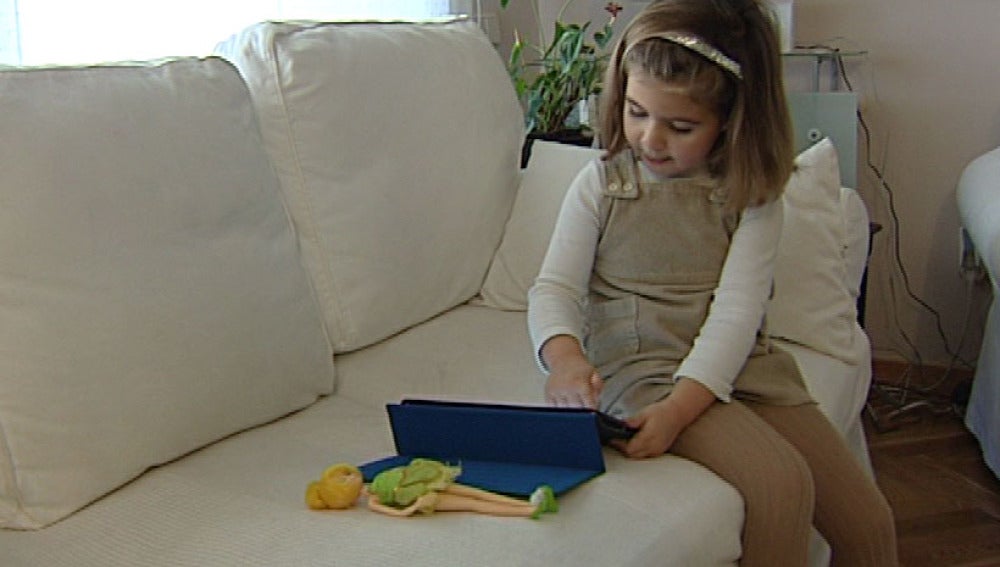 Una niña juega con una tablet