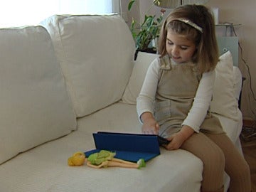 Una niña juega con una tablet