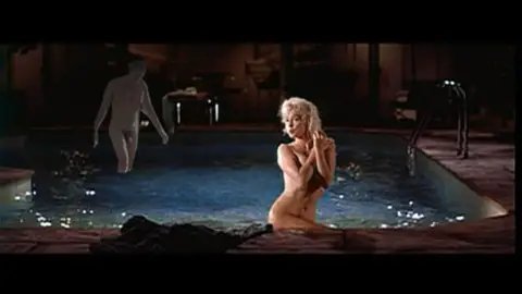 Junto a Marilyn en la piscina Junto a Marilyn en la piscina