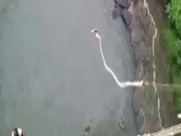 Sobrevive milagrosamente a un salto de puenting Sobrevive milagrosamente a un salto de puenting