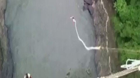 Sobrevive milagrosamente a un salto de puenting