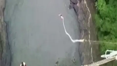 Sobrevive milagrosamente a un salto de puenting Sobrevive milagrosamente a un salto de puenting