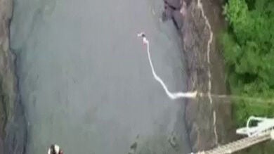 Una joven sobrevive tras romperse la cuerda con la que hacía 'puenting'