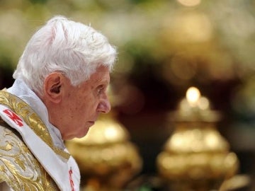 El papa Benedicto XVI oficia la misa de la Epifanía