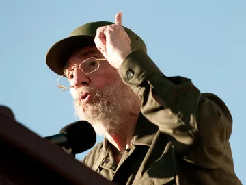 Fidel leyendo un mensaje a los estudiantes universitarios cubanos Fidel leyendo un mensaje a los estudiantes universitarios cubanos