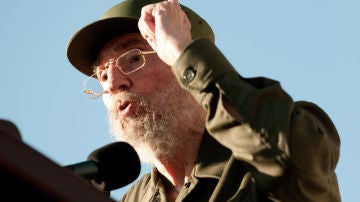 Fidel leyendo un mensaje a los estudiantes universitarios cubanos 
