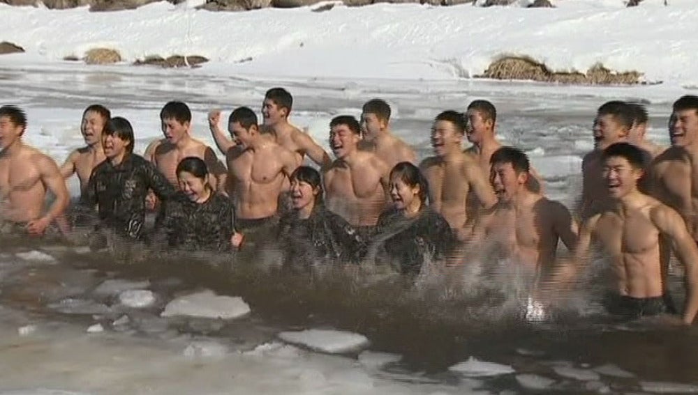 Soldados surcoreanos en agua helada