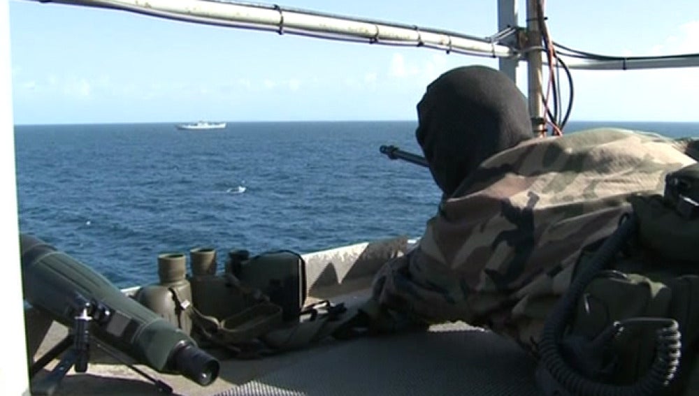 Un buque de la Armada se defiende de un ataque pirata