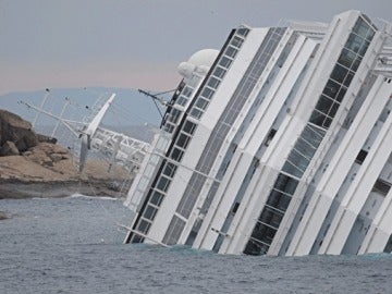 El crucero Costa Concordia, hundido en el mar
