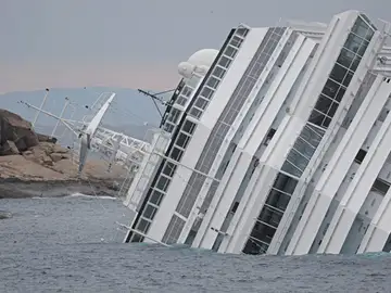 El crucero Costa Concordia, hundido en el mar El crucero Costa Concordia, hundido en el mar