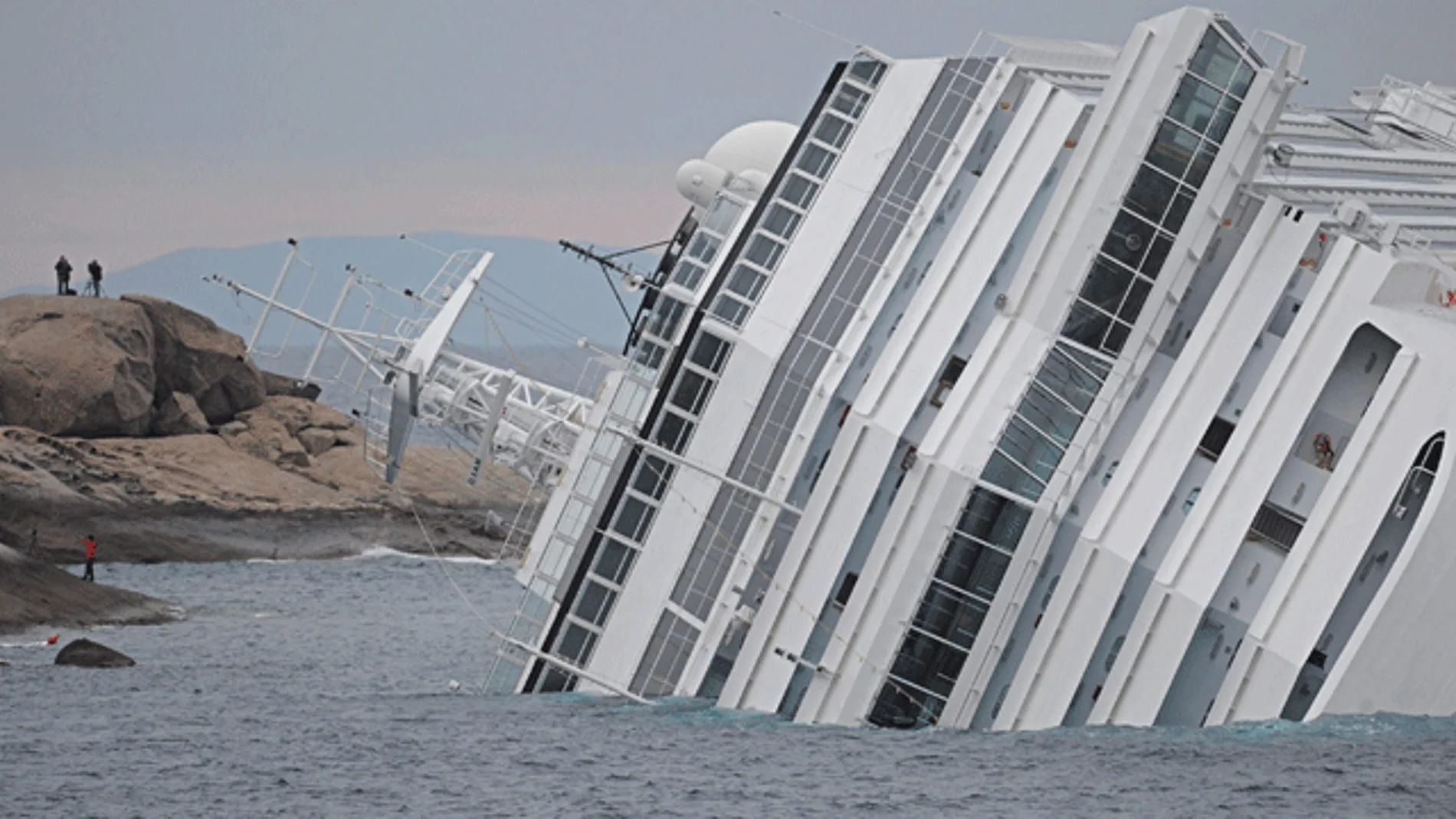 El crucero Costa Concordia, hundido en el mar El crucero Costa Concordia, hundido en el mar