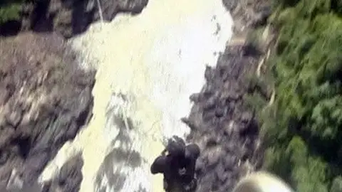 El ministro de turismo de Zambia practica puenting El ministro de turismo de Zambia practica puenting