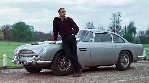 James Bond con su Aston Martin