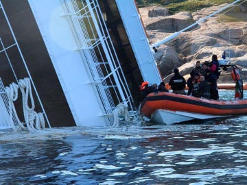 Los buzos desempeñan su labor junto al buque