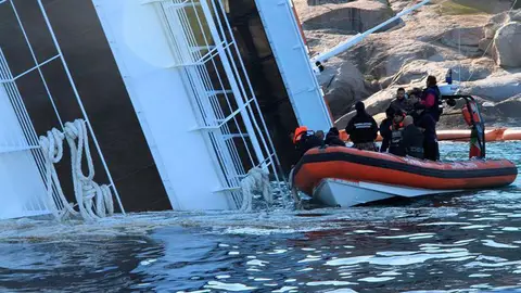 Los buzos desempeñan su labor junto al buque Los buzos desempeñan su labor junto al buque