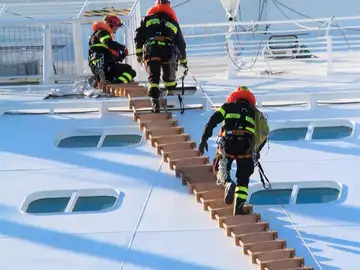 equipo de rescate intenta acceder al barco equipo de rescate intenta acceder al barco