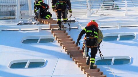 equipo de rescate intenta acceder al barco