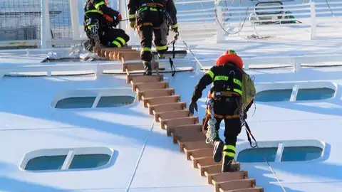 equipo de rescate intenta acceder al barco equipo de rescate intenta acceder al barco