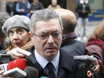 Alberto Ruiz Gallardón a las puertas del domicilio de Fraga en Madrid