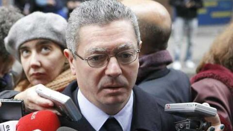 Alberto Ruiz Gallard&oacute;n a las puertas del domicilio de Fraga en Madrid